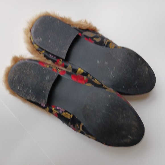 Steve Madden Black with red flowers faux fur lined mules. - Picture 3 of 3